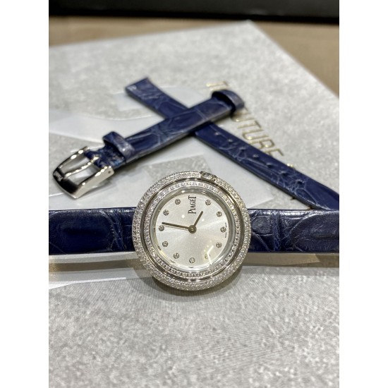 全网女生听我的!买它…❤️。 伯爵“时来运转”顶级奢侈品入门款精致的 29mm尺寸大小!第一眼看到它的时候我一眼就中,首先是外观设计足够百搭,➕上外层一圈可来回转动 很有寓意、一起“转动,遇见非凡”。上手很秀气,彩色鳄鱼皮可轻松拆卸 看上去就高端,机芯采用瑞士进口石英机芯,螺旋式表圈316L精钢打磨抛光 表面光亮如镜、表盘内圈钻石刻度 11颗⭕️圆形美钻(约0.07克拉)外圈一颗圆形美钻(约0.05克拉) 全网女生听我的!买它…❤️。 伯爵“时来运转”顶级奢侈品入门款精致的 29mm尺寸大小!第一眼看到它的时候我一眼就中,首先是外观设计足够百搭,➕上外层一圈可来回转动 很有寓意、一起“转动,遇见非凡”。上手很秀气,彩色鳄鱼皮可轻松拆卸 看上去就高端,机芯采用瑞士进口石英机芯,螺旋式表圈316L精钢打磨抛光 表面光亮如镜、表盘内圈钻石刻度 11颗⭕️圆形美钻(约0.07克拉)外圈一颗圆形美钻(约0.05克拉)