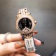 萧邦最新款 流珠镶钻系列 圆形表盘直径:30mm。尺寸与做工均和正版保持一致、钻石镶嵌宝石圈口,全钢女士腕表 线条流畅 立体感非常强 注重细节 以创造艺术品的方式专注每一只腕表,8个颜色 萧邦最新款 流珠镶钻系列 圆形表盘直径:30mm。尺寸与做工均和正版保持一致、钻石镶嵌宝石圈口,全钢女士腕表 线条流畅 立体感非常强 注重细节 以创造艺术品的方式专注每一只腕表,8个颜色