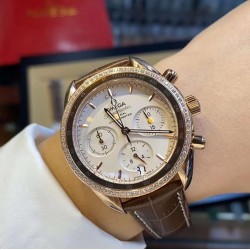 时光淙淙，细品每一刻芳香醇厚。欧米茄超霸系列38mm“卡布奇诺”有着双色的表盘配色，3个椭圆形小表盘的设计也令人眼前一亮。316精钢表壳福独特和欧米茄独特的Sedna️18K金搭配，整个表壳外圈镶钻，显得璀璨耀眼，匠具独心的双重表圈设计将钻石的闪亮光泽与超霸原型表款的运动精神完美融合，简直太显精致时髦感了！如此传奇的它颜值真的超能打，此款配色真的很治愈，不仅颜色百搭，完全不挑肤色！