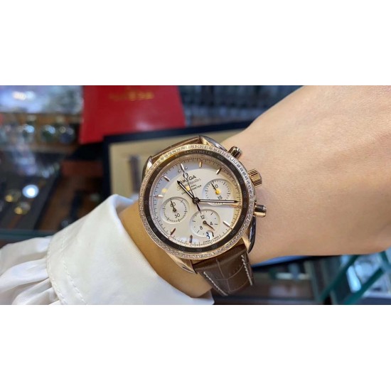 时光淙淙,细品每一刻芳香醇厚。欧米茄超霸系列38mm“卡布奇诺”有着双色的表盘配色,3个椭圆形小表盘的设计也令人眼前一亮。316精钢表壳福独特和欧米茄独特的Sedna️18K金搭配,整个表壳外圈镶钻,显得璀璨耀眼,匠具独心的双重表圈设计将钻石的闪亮光泽与超霸原型表款的运动精神完美融合,简直太显精致时髦感了!如此传奇的它颜值真的超能打,此款配色真的很治愈,不仅颜色百搭,完全不挑肤色! 时光淙淙,细品每一刻芳香醇厚。欧米茄超霸系列38mm“卡布奇诺”有着双色的表盘配色,3个椭圆形小表盘的设计也令人眼前一亮。316精钢表壳福独特和欧米茄独特的Sedna️18K金搭配,整个表壳外圈镶钻,显得璀璨耀眼,匠具独心的双重表圈设计将钻石的闪亮光泽与超霸原型表款的运动精神完美融合,简直太显精致时髦感了!如此传奇的它颜值真的超能打,此款配色真的很治愈,不仅颜色百搭,完全不挑肤色!