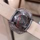 实拍 七夕好礼 PIAGET伯爵 Limelight非凡珍品腕表系列 表壳直径为33mm ,电镀白金,瑞士朗达石英机芯 。手表表壳由花瓣造型上镶嵌112颗特制切割方形钻石于表圈 彰显奢华 蓝宝石水晶镜面 搭配绸缎丝绢皮。这不仅是一款非凡的腕表,更堪称一件珠宝工艺杰作,完美结合创意 打破常规的切割,彰显着珠宝腕表的优雅魅力 实拍 七夕好礼 PIAGET伯爵 Limelight非凡珍品腕表系列 表壳直径为33mm ,电镀白金,瑞士朗达石英机芯 。手表表壳由花瓣造型上镶嵌112颗特制切割方形钻石于表圈 彰显奢华 蓝宝石水晶镜面 搭配绸缎丝绢皮。这不仅是一款非凡的腕表,更堪称一件珠宝工艺杰作,完美结合创意 打破常规的切割,彰显着珠宝腕表的优雅魅力