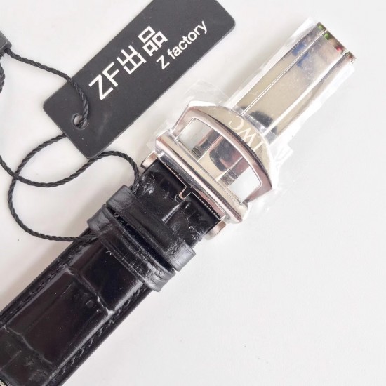 ZF创新之举【蓝色经典 深邃永恒】ZF创新突破之作,IWC葡萄牙系列多功能计时腕表。蓝色经典,深邃永恒。彰显男性绅士儒雅的一面。【精彩细节】腕表尺寸42mmX13.5mm。蓝色缎纹盘面的颜色无限接近原版,ZF经过多次修正,复刻原装灵魂。锅盖造型的蓝宝玻璃镀有双面高清防眩晕蓝膜,效果透亮,品质卓越。【技术突破】多年研发,终成正果,完美复刻万国自产Cal.89361机芯,所有功能全部实现,包括操作手感和调试日历的方向完全吻合与正品机芯。ZF创新大作出世,坐等各位表友欣赏。 ZF创新之举【蓝色经典 深邃永恒】ZF创新突破之作,IWC葡萄牙系列多功能计时腕表。蓝色经典,深邃永恒。彰显男性绅士儒雅的一面。【精彩细节】腕表尺寸42mmX13.5mm。蓝色缎纹盘面的颜色无限接近原版,ZF经过多次修正,复刻原装灵魂。锅盖造型的蓝宝玻璃镀有双面高清防眩晕蓝膜,效果透亮,品质卓越。【技术突破】多年研发,终成正果,完美复刻万国自产Cal.89361机芯,所有功能全部实现,包括操作手感和调试日历的方向完全吻合与正品机芯。ZF创新大作出世,坐等各位表友欣赏。