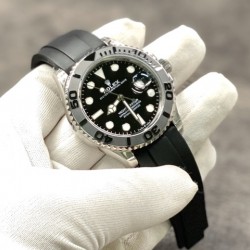 劳力士ROLEX游艇名仕型 42mm直径！装载海鸥2836机芯，双向旋转60分钟刻度外圈配哑黑色Cerachrom陶质圈口，凸显抛光立体数字！黑色漆面表盘，Chromalight夜光材质确保读时清晰。搭配一条Oysterflex表带，轻便灵活。另再附送一副同等级同质量的橡胶带。完美复刻 D1出品！出货实拍