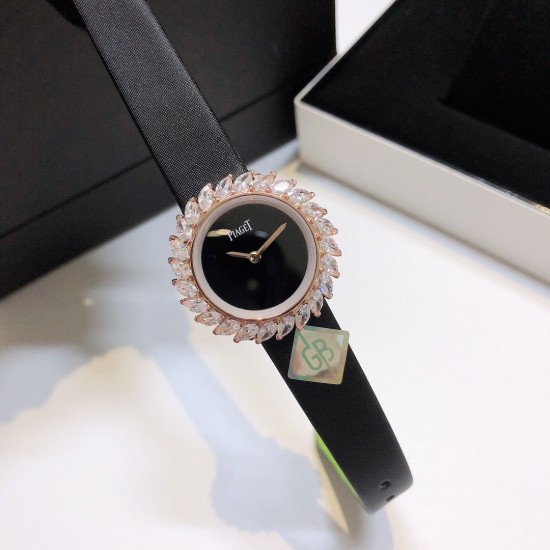 ❤️伯爵-PIAGET 全新高级珠宝系列,18K白金.玫瑰金,镶饰24颗马眼型切割美钻(约3.84克拉)是高级珠宝制作的一大挑战;钻石散发的耀眼光芒,皮带采用轻柔的缎面材质,与钻石造型形成优雅对比。原装尺寸31X7.8mm ❤️伯爵-PIAGET 全新高级珠宝系列,18K白金.玫瑰金,镶饰24颗马眼型切割美钻(约3.84克拉)是高级珠宝制作的一大挑战;钻石散发的耀眼光芒,皮带采用轻柔的缎面材质,与钻石造型形成优雅对比。原装尺寸31X7.8mm