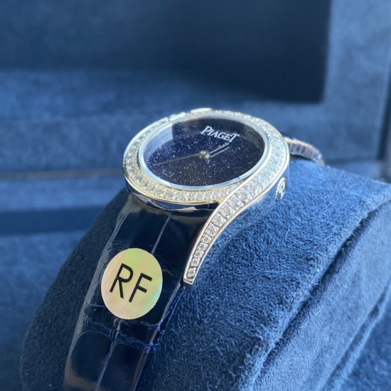 RF新款伯爵小号26mmLimelight Gala系列的女性钻石手表是绝对诱惑的标志,表盘独特的6与9的造型,混合艺术,设计和珠宝,他们赞扬充满活力和大胆女性气质。在伯爵的眼里,每一位演绎人生故事的女主角,都注定拥有出众魅力!别出心裁,不断进阶超越。尺寸:26mm 机芯:瑞士朗达机芯 玻璃:蓝宝石镜面 皮带:美洲鳄鱼皮 RF新款伯爵小号26mmLimelight Gala系列的女性钻石手表是绝对诱惑的标志,表盘独特的6与9的造型,混合艺术,设计和珠宝,他们赞扬充满活力和大胆女性气质。在伯爵的眼里,每一位演绎人生故事的女主角,都注定拥有出众魅力!别出心裁,不断进阶超越。尺寸:26mm 机芯:瑞士朗达机芯 玻璃:蓝宝石镜面 皮带:美洲鳄鱼皮