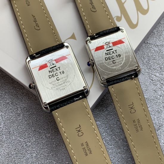 实拍【精品升级版】卡地亚超薄坦克Cartier Tank Solo系列,一款百搭性价比又高的手表 进口瑞士石英机芯,圆珠形表冠,镶嵌一颗凸圆形合成尖晶石,镀银珠光表盘,罗马数字时标,剑形蓝钢指针,蓝宝石水晶镜面,搭配进口牛皮表带,多颜色可搭配。直径:小号2431mm,中号2734mm。佩戴舒适柔软服帖,上手显得高贵又典雅,很气质很女人独家货源。 实拍【精品升级版】卡地亚超薄坦克Cartier Tank Solo系列,一款百搭性价比又高的手表 进口瑞士石英机芯,圆珠形表冠,镶嵌一颗凸圆形合成尖晶石,镀银珠光表盘,罗马数字时标,剑形蓝钢指针,蓝宝石水晶镜面,搭配进口牛皮表带,多颜色可搭配。直径:小号2431mm,中号2734mm。佩戴舒适柔软服帖,上手显得高贵又典雅,很气质很女人独家货源。