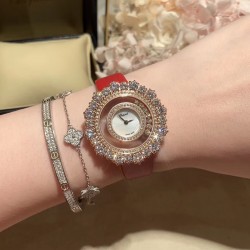 实拍 萧邦Happy Diamonds系列特别款 2019年官网力推款！枫叶美丽并寓意着坚毅精神！即代表永恒爱情送给恋人，也代表对美好的回忆，可送给一路陪伴的朋友，还代表一种岁月的轮回。1比1超前做工同步首发！表面配置三块蓝宝石防刮玻璃，瑞士朗达机芯，尺寸：外径34mm内径14mm。表带14✖️12。