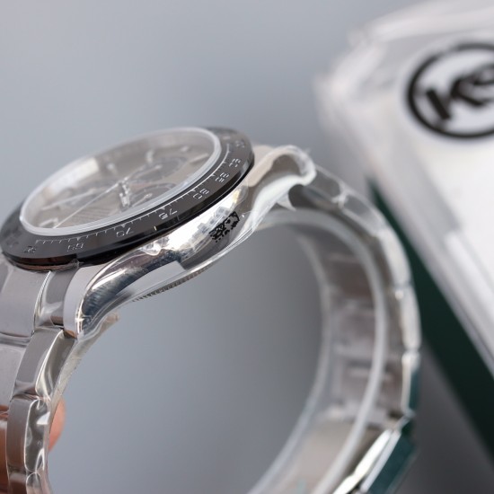 顶级做工KS出品:劳力士 恒动宇宙计时型迪通拿 【尺寸】40MM【表镜】抗刮损蓝水晶玻璃 防反光凸透式放大日历窗【表壳】上链表冠,旋入式三扣锁三重防水系统【机芯】采用7750机芯,高效精准稳定【表带】腕表搭配折叠式表扣,且表扣具有微调装置,可以调到非常的贴合手腕 折叠扣 超强夜光 防水大于100米 顶级做工KS出品:劳力士 恒动宇宙计时型迪通拿 【尺寸】40MM【表镜】抗刮损蓝水晶玻璃 防反光凸透式放大日历窗【表壳】上链表冠,旋入式三扣锁三重防水系统【机芯】采用7750机芯,高效精准稳定【表带】腕表搭配折叠式表扣,且表扣具有微调装置,可以调到非常的贴合手腕 折叠扣 超强夜光 防水大于100米