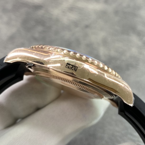【出货实拍】ROLEX 劳力士 YACHT MASTER 游艇名仕型 116655 运动男表 精钢镀厚玫瑰金表壳 陶瓷表圈 可双向转动 旋入式表冠 蓝宝石镜面有日历放大镜6点位镭射皇冠防伪 橡胶表带 表带侧面有OYSTERFLEX字样雕刻 表带背面有导汗槽 Glidelock折叠保险表扣 40mm n厂出品 2836机芯!出货实拍 【出货实拍】ROLEX 劳力士 YACHT MASTER 游艇名仕型 116655 运动男表 精钢镀厚玫瑰金表壳 陶瓷表圈 可双向转动 旋入式表冠 蓝宝石镜面有日历放大镜6点位镭射皇冠防伪 橡胶表带 表带侧面有OYSTERFLEX字样雕刻 表带背面有导汗槽 Glidelock折叠保险表扣 40mm n厂出品 2836机芯!出货实拍