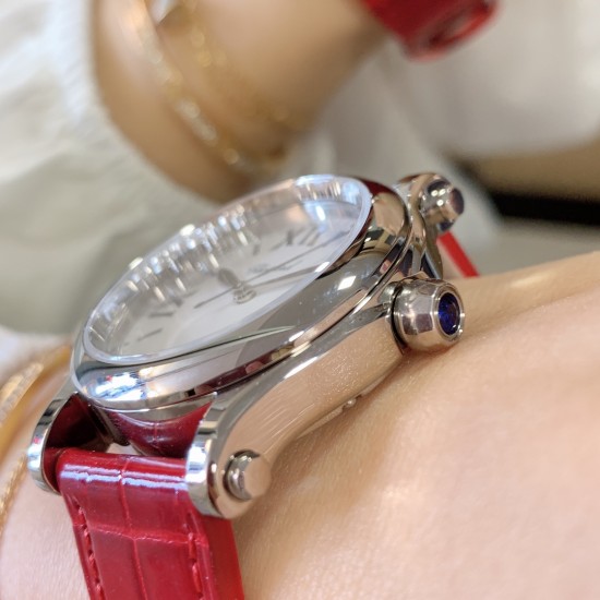 实拍 最新配色 特别款 最强副本萧邦CHOPARD快乐钻系列(原版开模)「中号36mm 」历时一年多研发终于面世,在蓝气球已经是女士标配的时代 萧邦快乐钻系列女表脱颖而出,成为时尚界追捧的一股潮流!此款不但能凸显出钻石的高贵而且更是「女神」最渴望拥有腕表之一 轻松出席各种场合不会出现「同款尴尬」【表带】标配美洲鳄鱼皮 【机芯】采用TOP级海鸥2892机芯,每颗机芯都经制表师的精调细选,确保带来稳定可靠的精准走时。绝世精品!图为36尺寸 实拍 最新配色 特别款 最强副本萧邦CHOPARD快乐钻系列(原版开模)「中号36mm 」历时一年多研发终于面世,在蓝气球已经是女士标配的时代 萧邦快乐钻系列女表脱颖而出,成为时尚界追捧的一股潮流!此款不但能凸显出钻石的高贵而且更是「女神」最渴望拥有腕表之一 轻松出席各种场合不会出现「同款尴尬」【表带】标配美洲鳄鱼皮 【机芯】采用TOP级海鸥2892机芯,每颗机芯都经制表师的精调细选,确保带来稳定可靠的精准走时。绝世精品!图为36尺寸