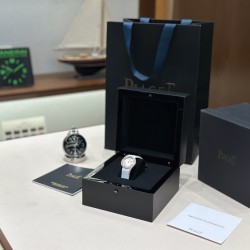 伯爵69Limelight Gala腕表超级版 正品级腕表尺寸32mm有鳄鱼皮表带，绢丝表带，牛皮表带可选运用一流的壳套打磨工艺，诠释伯爵优雅气质。表扣细节工艺，搭配施华洛世奇水钻，偶然一亮，清新脱俗。采用定制版瑞士石英机芯，续航给力，走时稳健，零返修。镶饰60颗明亮式切割钻（约0.92克拉）。表扣镶饰单颗明亮式切割施华洛世奇水钻（约0.01克拉）动人线条衬托优雅气质
