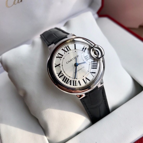 卡地亚 蓝气球「 Cartier 」凹面弧形表壳,扭索雕纹表盘,剑形指针,在卡地亚制表世界中,Ballon Bleu 蓝气球腕表以风格细腻,格调高雅著称。 卡地亚 蓝气球「 Cartier 」凹面弧形表壳,扭索雕纹表盘,剑形指针,在卡地亚制表世界中,Ballon Bleu 蓝气球腕表以风格细腻,格调高雅著称。