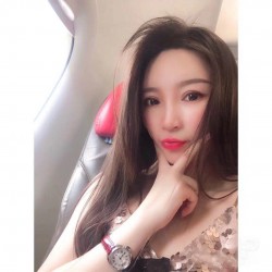 实拍 卡地亚钥匙系列新款即将出货，今天给大家推荐的这款卡地亚钥匙系列腕表保留了卡地亚的经典设计：阿拉伯数字时标和剑形蓝钢指针，形似钥匙的表冠顶端镶嵌一颗蓝宝石，雕纹表盘上带有太阳纹饰，6点钟位置为日期显示窗口，腕表搭配鳄鱼皮表带，进口自动机械机芯，316精钢表壳，31毫米尺寸，使用鲍鱼壳形，经典的设计辨识度很,并且适合任何场合佩戴，是一款性价比很高的腕表0机械鳄鱼皮