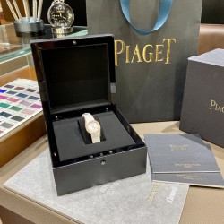 RF厂伯爵新款小号26mm。Limelight Gala系列的女性钻石手表是绝对诱惑的标志，表盘独特的6与9的造型，混合艺术，设计和珠宝，他们赞扬充满活力和大胆女性气质。在伯爵的眼里，每一位演绎人生故事的女主角，都注定拥有出众魅力！别出心裁，不断进阶超越。尺寸26mm  机芯：瑞士朗达机芯 玻璃：蓝宝石镜面 皮带：美洲鳄鱼皮