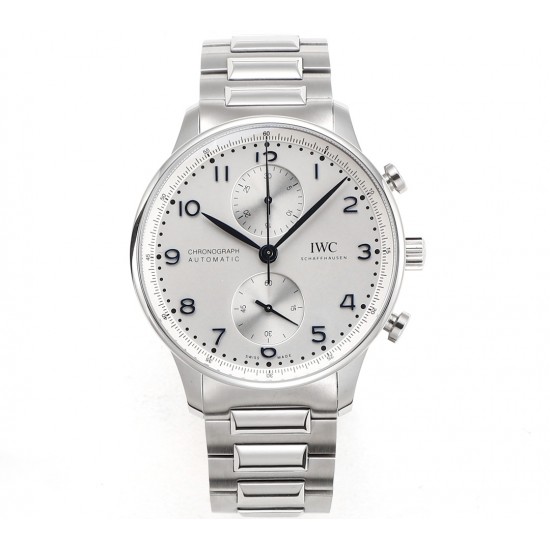 V6S新品,IWC万国表为其经典全新葡萄牙系列计时腕表推出首款精钢表链款式。IWC万国表首次为这款经典时计系列腕表配备精钢表链,令IWC万国表葡萄牙系列计时腕表更添几分灵活随性。表链经过抛光与拉丝工艺修饰,精密入微,优美雅致;蝴蝶式折叠表扣赋予其符合人体工学的贴心设计,细腻贴合手腕,佩戴无比舒适。配备精钢表链的全新表款采用精钢表壳,腕表内部搭载IWC万国表自制69355型计时机芯,坚固而精准,采用经典导柱轮设计,透过蓝宝石玻璃表背可纵览机芯风采。高效双向棘爪上链系统提供46小时动力储备。 V6S新品,IWC万国表为其经典全新葡萄牙系列计时腕表推出首款精钢表链款式。IWC万国表首次为这款经典时计系列腕表配备精钢表链,令IWC万国表葡萄牙系列计时腕表更添几分灵活随性。表链经过抛光与拉丝工艺修饰,精密入微,优美雅致;蝴蝶式折叠表扣赋予其符合人体工学的贴心设计,细腻贴合手腕,佩戴无比舒适。配备精钢表链的全新表款采用精钢表壳,腕表内部搭载IWC万国表自制69355型计时机芯,坚固而精准,采用经典导柱轮设计,透过蓝宝石玻璃表背可纵览机芯风采。高效双向棘爪上链系统提供46小时动力储备。