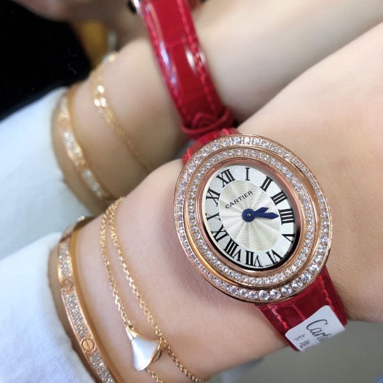 实拍 Cartier HYPNOSE系列腕表卡地亚椭圆双环交叠,演绎卡地亚柔美细腻的标志性风格。腕表灵动深邃,玫瑰金表壳镶嵌明亮式切割圆钻,太阳纹放射效果的表盘与剑形蓝钢指针,搭配鳄鱼皮带 典雅又唯美,再随机配送一条牛皮 30*26mm小号表款,搭配瑞士石英机芯,非常适合女性佩戴。 实拍 Cartier HYPNOSE系列腕表卡地亚椭圆双环交叠,演绎卡地亚柔美细腻的标志性风格。腕表灵动深邃,玫瑰金表壳镶嵌明亮式切割圆钻,太阳纹放射效果的表盘与剑形蓝钢指针,搭配鳄鱼皮带 典雅又唯美,再随机配送一条牛皮 30*26mm小号表款,搭配瑞士石英机芯,非常适合女性佩戴。
