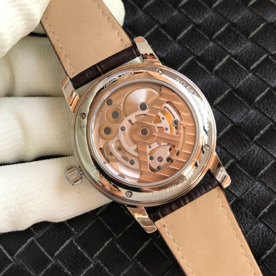 积家 大师系列 5082420(全自动真陀飞轮)2017日内瓦钟表全新推出积家Tourbillon陀飞轮系列腕表 这枚陀飞轮具有优雅的外观和精湛的工艺 表径42m 透过蓝宝石水晶玻璃底盖可一览积家全自动真陀飞轮机械机芯的律动之美 机芯以每一个28800次振频运转 积家 大师系列 5082420(全自动真陀飞轮)2017日内瓦钟表全新推出积家Tourbillon陀飞轮系列腕表 这枚陀飞轮具有优雅的外观和精湛的工艺 表径42m 透过蓝宝石水晶玻璃底盖可一览积家全自动真陀飞轮机械机芯的律动之美 机芯以每一个28800次振频运转