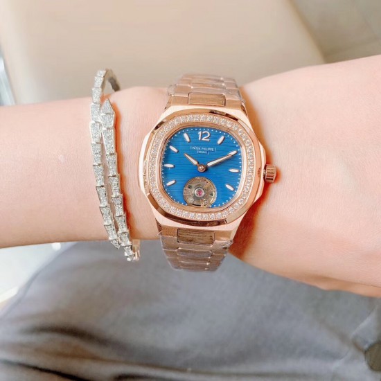 百达翡丽 手雷系列 女款简约飞轮 最强版本 Patek Philippe Seal印记Cal.324 CS自动机械机芯 专柜尺寸33mm 厚度9.5mm 花巨资复刻原版Cal.324 CS机芯 市场现在唯一一个324CS机芯与原装机芯摆轮一致 可谓市场最高版本女表表后 女性对永恒时间理念的钟爱 难以抗拒的柔美气息 百达翡丽 手雷系列 女款简约飞轮 最强版本 Patek Philippe Seal印记Cal.324 CS自动机械机芯 专柜尺寸33mm 厚度9.5mm 花巨资复刻原版Cal.324 CS机芯 市场现在唯一一个324CS机芯与原装机芯摆轮一致 可谓市场最高版本女表表后 女性对永恒时间理念的钟爱 难以抗拒的柔美气息