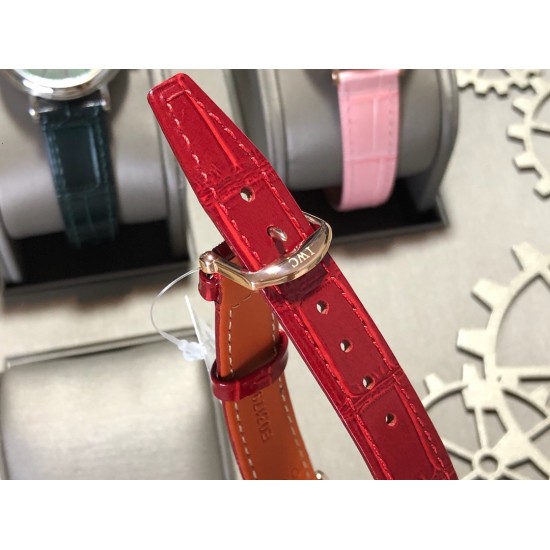 实拍【IWC 2019推出女士全新 Portofino波涛菲诺系列】1⃣️:壳套尺寸34mm/8.8mm采用316精钢材质打磨,每个壳套全程CNC处理所有细节达到完美2⃣️:采用进口日本9015天文台级别经过本厂严格把控 调试 达到零返修稳定性3⃣️:采用瑞士蓝宝石镜面 通透明亮4⃣️字面采用简洁的条丁罗马和表盘十二颗 设计呈现出精致典雅之感5⃣️:表带采用原装快速更换系统 搭配意大利小牛皮皮质柔软细腻:有六种颜色可选(绿色,兰色,黑色,深棕,酒红,粉色)6⃣️:原装表扣采用316精钢材质打磨 实拍【IWC 2019推出女士全新 Portofino波涛菲诺系列】1⃣️:壳套尺寸34mm/8.8mm采用316精钢材质打磨,每个壳套全程CNC处理所有细节达到完美2⃣️:采用进口日本9015天文台级别经过本厂严格把控 调试 达到零返修稳定性3⃣️:采用瑞士蓝宝石镜面 通透明亮4⃣️字面采用简洁的条丁罗马和表盘十二颗 设计呈现出精致典雅之感5⃣️:表带采用原装快速更换系统 搭配意大利小牛皮皮质柔软细腻:有六种颜色可选(绿色,兰色,黑色,深棕,酒红,粉色)6⃣️:原装表扣采用316精钢材质打磨