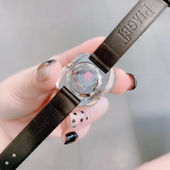最新 PIAGET伯爵 Limelight非凡珍品腕表系列 花朵 闭合状态下尺寸33mm*22mm, 花朵盛开时直径为33mm。表壳才有18K白金电镀,进口石英机芯 。特点: 表壳由可顺时针旋转的三片花瓣造型组成一朵完美的三色艳丽花朵。第一层花瓣上镶嵌26颗白色钻石于表圈 ,第二层花瓣镶嵌26颗红色钻石彰显奢华,第三层花瓣镶嵌18颗幽邃蓝宝石彰显尊贵,蓝宝石水晶镜面 搭配绸缎丝绢皮/手工锻造丝网表带。这不仅是一款非凡的腕表,更堪称一件珠宝工艺杰作,完美结合创意,生动灵性,彰显着珠宝腕表的优雅魅力 最新 PIAGET伯爵 Limelight非凡珍品腕表系列 花朵 闭合状态下尺寸33mm*22mm, 花朵盛开时直径为33mm。表壳才有18K白金电镀,进口石英机芯 。特点: 表壳由可顺时针旋转的三片花瓣造型组成一朵完美的三色艳丽花朵。第一层花瓣上镶嵌26颗白色钻石于表圈 ,第二层花瓣镶嵌26颗红色钻石彰显奢华,第三层花瓣镶嵌18颗幽邃蓝宝石彰显尊贵,蓝宝石水晶镜面 搭配绸缎丝绢皮/手工锻造丝网表带。这不仅是一款非凡的腕表,更堪称一件珠宝工艺杰作,完美结合创意,生动灵性,彰显着珠宝腕表的优雅魅力