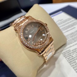 《YF出品》萧邦Happy Diamonds系列在女士腕表当中非常具有标志性，这款腕表拥有36和30毫米的腕表直径，对于大部分女士来说这个尺寸刚刚好。极具标志性的表壳设计搭配银色表盘，盘面上转动的钻石是萧邦Happy Diamonds最大的亮点设计所在。腕表搭载了自动上链机芯，能够为腕表提供42个小时的动力储存。。。YF臻品（2021新鲜上市）：萧邦HAPPY DIAMONDS系列274893-5003腕表（精钢-玫瑰金-白色贝壳表盘，7颗彩色活动钻石，2892-2全自动机械，36毫米）