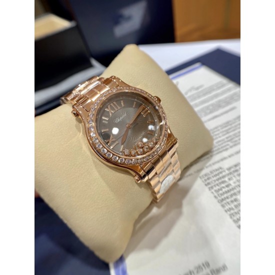 《YF出品》萧邦Happy Diamonds系列在女士腕表当中非常具有标志性,这款腕表拥有36和30毫米的腕表直径,对于大部分女士来说这个尺寸刚刚好。极具标志性的表壳设计搭配银色表盘,盘面上转动的钻石是萧邦Happy Diamonds最大的亮点设计所在。腕表搭载了自动上链机芯,能够为腕表提供42个小时的动力储存。。。YF臻品(2021新鲜上市):萧邦HAPPY DIAMONDS系列274893-5003腕表(精钢-玫瑰金-白色贝壳表盘,7颗彩色活动钻石,2892-2全自动机械,36毫米) 《YF出品》萧邦Happy Diamonds系列在女士腕表当中非常具有标志性,这款腕表拥有36和30毫米的腕表直径,对于大部分女士来说这个尺寸刚刚好。极具标志性的表壳设计搭配银色表盘,盘面上转动的钻石是萧邦Happy Diamonds最大的亮点设计所在。腕表搭载了自动上链机芯,能够为腕表提供42个小时的动力储存。。。YF臻品(2021新鲜上市):萧邦HAPPY DIAMONDS系列274893-5003腕表(精钢-玫瑰金-白色贝壳表盘,7颗彩色活动钻石,2892-2全自动机械,36毫米)