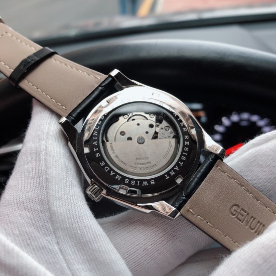 江诗丹顿 Vacheron Constantin J21 纵横四海黑骑士系列首发!316L精钢表壳直径为42毫米,蓝宝石水晶玻璃表镜,镂空剑型指针中央填充荧光物料,搭载全自动原装进口机芯〔零返修〕,超强防水-300米/1000英尺,不卑不亢,完美诠释优雅从容与运动美感 三杰精致推荐男士机械腕表 SJ为你精心挑选超真实实物图拍摄 江诗丹顿 Vacheron Constantin J21 纵横四海黑骑士系列首发!316L精钢表壳直径为42毫米,蓝宝石水晶玻璃表镜,镂空剑型指针中央填充荧光物料,搭载全自动原装进口机芯〔零返修〕,超强防水-300米/1000英尺,不卑不亢,完美诠释优雅从容与运动美感 三杰精致推荐男士机械腕表 SJ为你精心挑选超真实实物图拍摄