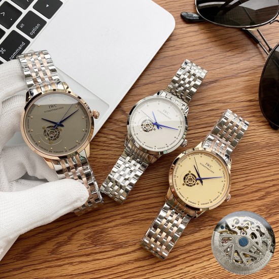 实物拍摄品牌：万国-IWC  类型：[酷]男士腕表表壳：316精钢（做工优质）表带：进口真牛皮/316精钢(两种可选)机芯：高级定制全自动机械机芯（走时稳定）玻璃：高级强化镀膜镜面尺寸：直径40mm，厚度12mm