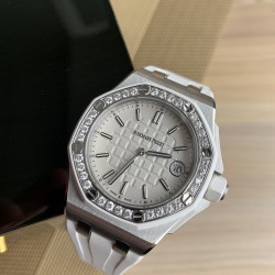 全网独家新款，爱彼女款，皇家橡树离岸型，原装瑞士石英机芯、37表盘、厚度11.1毫米，原装进口防尘表带，反炫光处理蓝宝石水晶玻璃、904精钢镶钻，32颗VV S足反南非真钻、精美绝伦、37表盘男女通杀！数量不多、手快有手慢无！