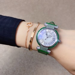 ★实拍 萧邦 CHOPARD IMPERIALE 系列腕表。独特风格带您走进一个新阶段并且成功塑造了崇尚自我表达和与众不同的生活化概念，316精钢材质，此表款全手工镶嵌施华洛世奇水晶钻，成为了美式奢侈生活风格的代表！进口石英机芯以及精细做工，佩戴贴手舒适，设计风格简约明朗。充满奢华璀璨的气息，光彩夺人、让你瞬间提升华丽的气质 ！