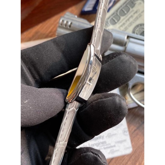 鳄鱼皮瑞士石英到货!浪琴表黛绰维纳20.80 X 32.00mm 石英女士腕表!瑞士石英,蓝宝石玻璃,鳄鱼皮表带,浪琴排名皇后级别的当属黛绰维纳系列女表 以意大利语中的Dolce Vita为名 寓意甜美生活 寓意意式生活邂逅现代浪漫 通过几何线条与柔美曲线塑造出现代优雅与妩媚姿态 银色表盘的雕花、以及蓝钢指针等精致细节都烘托出佩戴者纯正的优雅与贵气 ! 鳄鱼皮瑞士石英到货!浪琴表黛绰维纳20.80 X 32.00mm 石英女士腕表!瑞士石英,蓝宝石玻璃,鳄鱼皮表带,浪琴排名皇后级别的当属黛绰维纳系列女表 以意大利语中的Dolce Vita为名 寓意甜美生活 寓意意式生活邂逅现代浪漫 通过几何线条与柔美曲线塑造出现代优雅与妩媚姿态 银色表盘的雕花、以及蓝钢指针等精致细节都烘托出佩戴者纯正的优雅与贵气 !