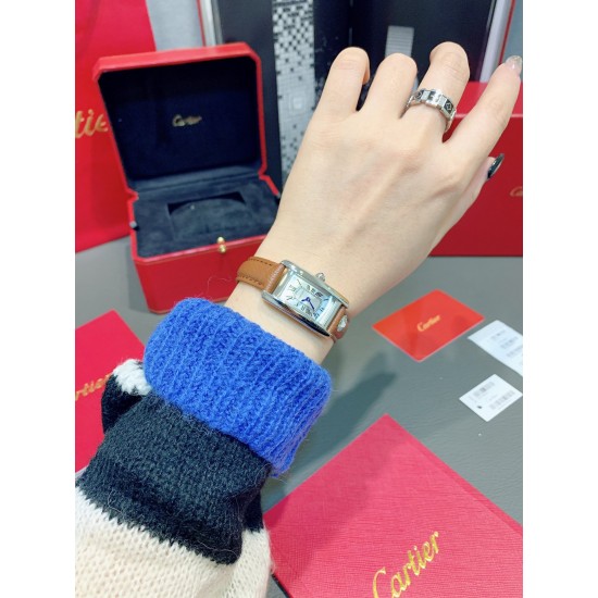 卡地亚-美国坦克-Cartier Tank Amricaine腕表,小号表款,三码合一。采用蓝宝水石晶镜面,瑞士石英机芯。原版开模,精钢表壳,八角形表冠,镶嵌一颗合成蓝色尖晶石,镀银表盘,剑形蓝钢指针,搭配原装光面折叠表扣,采用进口多色小牛皮。腕大表器优雅,深行受家青睐。表壳尺寸:34.80 x 19.00毫米。 卡地亚-美国坦克-Cartier Tank Amricaine腕表,小号表款,三码合一。采用蓝宝水石晶镜面,瑞士石英机芯。原版开模,精钢表壳,八角形表冠,镶嵌一颗合成蓝色尖晶石,镀银表盘,剑形蓝钢指针,搭配原装光面折叠表扣,采用进口多色小牛皮。腕大表器优雅,深行受家青睐。表壳尺寸:34.80 x 19.00毫米。