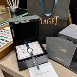 真钻来了 伯爵“时来运转”顶级奢侈品入门款第一眼看到它的时候我一眼就中，首先是外观设计足够百搭，➕上外层一圈可来回转动 很有寓意、一起“转动，遇见非凡”。大号34mm，深蓝色鳄鱼皮可轻松拆卸 看上去就高端，机芯采用瑞士进口石英机芯，螺旋式表圈316L精钢打磨抛光 表面光亮如镜、表盘内圈钻石刻度真钻，圈口外镶2.5分真钻 ，字面刻度11颗真钻，内外都是真钻 ，如假包换附上一表一证