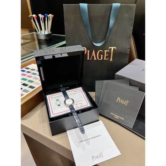 真钻来了 伯爵“时来运转”顶级奢侈品入门款第一眼看到它的时候我一眼就中,首先是外观设计足够百搭,➕上外层一圈可来回转动 很有寓意、一起“转动,遇见非凡”。大号34mm,深蓝色鳄鱼皮可轻松拆卸 看上去就高端,机芯采用瑞士进口石英机芯,螺旋式表圈316L精钢打磨抛光 表面光亮如镜、表盘内圈钻石刻度真钻,圈口外镶2.5分真钻 ,字面刻度11颗真钻,内外都是真钻 ,如假包换附上一表一证 真钻来了 伯爵“时来运转”顶级奢侈品入门款第一眼看到它的时候我一眼就中,首先是外观设计足够百搭,➕上外层一圈可来回转动 很有寓意、一起“转动,遇见非凡”。大号34mm,深蓝色鳄鱼皮可轻松拆卸 看上去就高端,机芯采用瑞士进口石英机芯,螺旋式表圈316L精钢打磨抛光 表面光亮如镜、表盘内圈钻石刻度真钻,圈口外镶2.5分真钻 ,字面刻度11颗真钻,内外都是真钻 ,如假包换附上一表一证