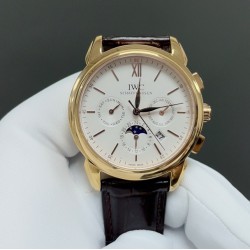 IWC万国最新力作最高版本万国波涛菲诺多功能高级自动腕表！9100多功能进口机械机芯！整表壳CNC精磨工艺，与原装工艺效果如出一辙，整体字面质感更佳！在订制机芯的加持下，尺寸41*10mm，优雅的贵族气息结合无与伦比的视觉享受，神秘雅致，精湛非凡，采用顶级意大利小皮材质表带，质地柔软细腻，手工缝制的丝线，纹路清晰，均匀规整，大方富有档次。⚠️请认准独家品质