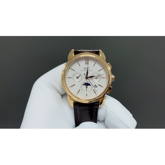 IWC万国最新力作最高版本万国波涛菲诺多功能高级自动腕表!9100多功能进口机械机芯!整表壳CNC精磨工艺,与原装工艺效果如出一辙,整体字面质感更佳!在订制机芯的加持下,尺寸41*10mm,优雅的贵族气息结合无与伦比的视觉享受,神秘雅致,精湛非凡,采用顶级意大利小皮材质表带,质地柔软细腻,手工缝制的丝线,纹路清晰,均匀规整,大方富有档次。⚠️请认准独家品质 IWC万国最新力作最高版本万国波涛菲诺多功能高级自动腕表!9100多功能进口机械机芯!整表壳CNC精磨工艺,与原装工艺效果如出一辙,整体字面质感更佳!在订制机芯的加持下,尺寸41*10mm,优雅的贵族气息结合无与伦比的视觉享受,神秘雅致,精湛非凡,采用顶级意大利小皮材质表带,质地柔软细腻,手工缝制的丝线,纹路清晰,均匀规整,大方富有档次。⚠️请认准独家品质