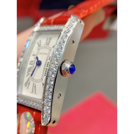 卡地亚-美国坦克-Cartier Tank Amricaine腕表,小号表款,三码合一。采用蓝宝水石晶镜面,瑞士石英机芯。原版开模,精钢表壳,八角形表冠,镶嵌一颗合成蓝色尖晶石,镀银表盘,剑形蓝钢指针,搭配原装光面折叠表扣,采用进口多色小牛皮。腕大表器优雅,深行受家青睐。表壳尺寸:34.80 x 19.00毫米。 卡地亚-美国坦克-Cartier Tank Amricaine腕表,小号表款,三码合一。采用蓝宝水石晶镜面,瑞士石英机芯。原版开模,精钢表壳,八角形表冠,镶嵌一颗合成蓝色尖晶石,镀银表盘,剑形蓝钢指针,搭配原装光面折叠表扣,采用进口多色小牛皮。腕大表器优雅,深行受家青睐。表壳尺寸:34.80 x 19.00毫米。