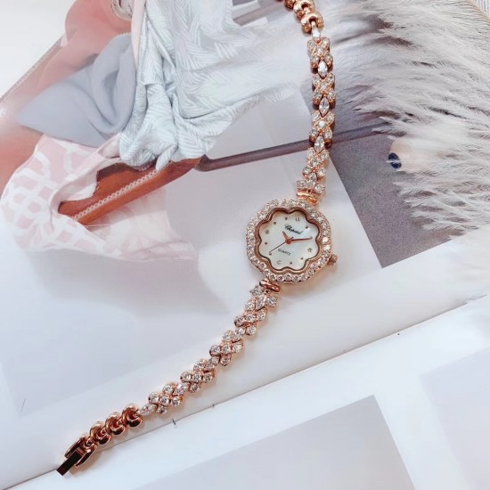 肖帮 手链系列✨高端大气✨全新上市品牌:肖邦- Chopard 款式:女士腕表(高端大气)机芯:进口石英机芯材料:镀膜高密度镜面,铜壳,钢扣底盖:密底表带:斯华诺世奇水晶钻表带表扣:原装折叠扣尺寸:直径26mm 厚度7.5mm 肖帮 手链系列✨高端大气✨全新上市品牌:肖邦- Chopard 款式:女士腕表(高端大气)机芯:进口石英机芯材料:镀膜高密度镜面,铜壳,钢扣底盖:密底表带:斯华诺世奇水晶钻表带表扣:原装折叠扣尺寸:直径26mm 厚度7.5mm