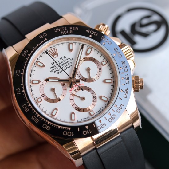 顶级做工KS出品:劳力士 恒动宇宙计时型迪通拿 【尺寸】40MM【表镜】抗刮损蓝水晶玻璃 防反光凸透式放大日历窗【表壳】上链表冠,旋入式三扣锁三重防水系统【机芯】采用7750机芯,高效精准稳定【表带】腕表搭配折叠式表扣,且表扣具有微调装置,可以调到非常的贴合手腕 折叠扣 超强夜光 防水大于100米 顶级做工KS出品:劳力士 恒动宇宙计时型迪通拿 【尺寸】40MM【表镜】抗刮损蓝水晶玻璃 防反光凸透式放大日历窗【表壳】上链表冠,旋入式三扣锁三重防水系统【机芯】采用7750机芯,高效精准稳定【表带】腕表搭配折叠式表扣,且表扣具有微调装置,可以调到非常的贴合手腕 折叠扣 超强夜光 防水大于100米