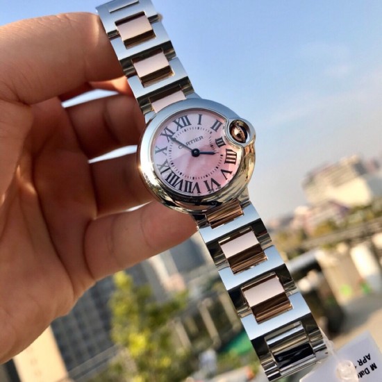 卡地亚 「 Cartier 」原装1:1复刻 、凸面弧形表壳,扭索雕纹表盘,剑形指针,在卡地亚制表世界中,Ballon Bleu 蓝气球腕表以风格细腻,格调高雅著称。 卡地亚 「 Cartier 」原装1:1复刻 、凸面弧形表壳,扭索雕纹表盘,剑形指针,在卡地亚制表世界中,Ballon Bleu 蓝气球腕表以风格细腻,格调高雅著称。