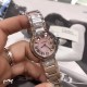 卡地亚 「 Cartier 」瑞士进口石英机芯 原装1:1复刻 凸面弧形表壳,扭索雕纹表盘,剑形指针,在卡地亚制表世界中,Ballon Bleu 蓝气球腕表以风格细腻,格调高雅著称。 卡地亚 「 Cartier 」瑞士进口石英机芯 原装1:1复刻 凸面弧形表壳,扭索雕纹表盘,剑形指针,在卡地亚制表世界中,Ballon Bleu 蓝气球腕表以风格细腻,格调高雅著称。