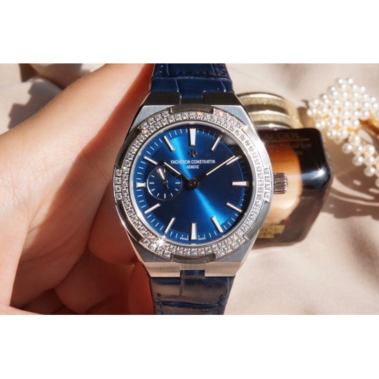 ★实拍 女神推荐款【Vacheron Constantin江诗丹顿】纵横四海系列OVERSEAS女款小号型【表壳】表径3610.8mm 质感细腻大方 84颗圆形切割施华洛水钻璀璨夺目 蓝宝石镜面永不刮花【表盘】大三针的设计 简约大方 旭日纹缎面拉丝的工艺处理 深邃优雅 18k金时标均带白色夜光涂层【机芯】CITIZEN8系列改Cal.5300机芯(机芯稳定零返修 )后原装18k纳米镀金质摆陀【表带扣】半马其他十字三片折叠式表扣 进口牛皮表带越欣赏 越懂欣赏 ★实拍 女神推荐款【Vacheron Constantin江诗丹顿】纵横四海系列OVERSEAS女款小号型【表壳】表径3610.8mm 质感细腻大方 84颗圆形切割施华洛水钻璀璨夺目 蓝宝石镜面永不刮花【表盘】大三针的设计 简约大方 旭日纹缎面拉丝的工艺处理 深邃优雅 18k金时标均带白色夜光涂层【机芯】CITIZEN8系列改Cal.5300机芯(机芯稳定零返修 )后原装18k纳米镀金质摆陀【表带扣】半马其他十字三片折叠式表扣 进口牛皮表带越欣赏 越懂欣赏