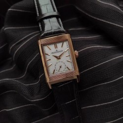 2020首发 积家 Reverso Tribute双面双时区翻转腕表 简洁的小三针正面素雅、温和，规整的反面拥有昼夜显示以及第二时区显示功能，佩戴者仅需一个翻转的瞬间，第二表盘的秘密便尽数呈现。腕表中有两种“面容”呈现，可以迎合佩戴者身处的场景、穿搭以及变换的喜好，既具备耐看的潜质，又可以随时随地更改“容颜”，令人沉迷。机芯:854A/2（百万级研发 手动机械 一机双面双时区）尺寸:49*29mm表带:意大利小牛皮