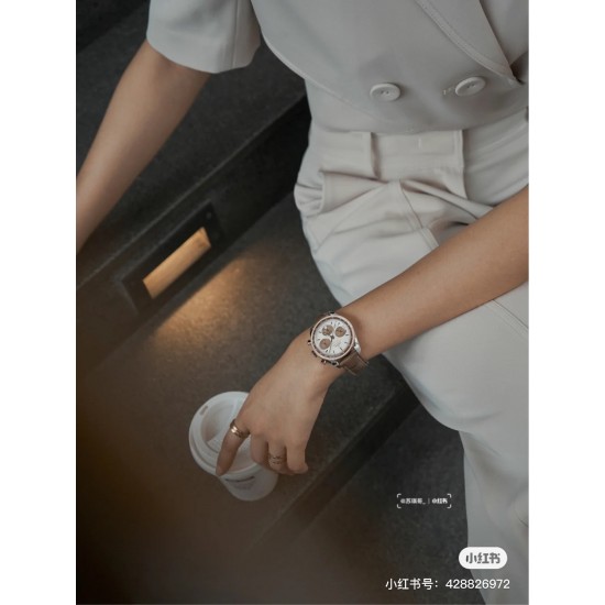 时光淙淙,细品每一刻芳香醇厚。欧米茄超霸系列38mm“卡布奇诺”有着双色的表盘配色,3个椭圆形小表盘的设计也令人眼前一亮。316精钢表壳福独特和欧米茄独特的Sedna️18K金搭配,整个表壳外圈镶钻,显得璀璨耀眼,匠具独心的双重表圈设计将钻石的闪亮光泽与超霸原型表款的运动精神完美融合,简直太显精致时髦感了!如此传奇的它颜值真的超能打,此款配色真的很治愈,不仅颜色百搭,完全不挑肤色! 时光淙淙,细品每一刻芳香醇厚。欧米茄超霸系列38mm“卡布奇诺”有着双色的表盘配色,3个椭圆形小表盘的设计也令人眼前一亮。316精钢表壳福独特和欧米茄独特的Sedna️18K金搭配,整个表壳外圈镶钻,显得璀璨耀眼,匠具独心的双重表圈设计将钻石的闪亮光泽与超霸原型表款的运动精神完美融合,简直太显精致时髦感了!如此传奇的它颜值真的超能打,此款配色真的很治愈,不仅颜色百搭,完全不挑肤色!