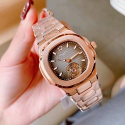 百达翡丽 手雷系列 女款简约飞轮 最强版本 Patek Philippe Seal印记Cal.324 CS自动机械机芯 专柜尺寸33mm 厚度9.5mm 花巨资复刻原版Cal.324 CS机芯 市场现在唯一一个324CS机芯与原装机芯摆轮一致 可谓市场最高版本女表表后 女性对永恒时间理念的钟爱 难以抗拒的柔美气息