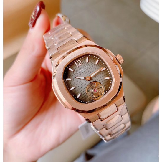 百达翡丽 手雷系列 女款简约飞轮 最强版本 Patek Philippe Seal印记Cal.324 CS自动机械机芯 专柜尺寸33mm 厚度9.5mm 花巨资复刻原版Cal.324 CS机芯 市场现在唯一一个324CS机芯与原装机芯摆轮一致 可谓市场最高版本女表表后 女性对永恒时间理念的钟爱 难以抗拒的柔美气息 百达翡丽 手雷系列 女款简约飞轮 最强版本 Patek Philippe Seal印记Cal.324 CS自动机械机芯 专柜尺寸33mm 厚度9.5mm 花巨资复刻原版Cal.324 CS机芯 市场现在唯一一个324CS机芯与原装机芯摆轮一致 可谓市场最高版本女表表后 女性对永恒时间理念的钟爱 难以抗拒的柔美气息