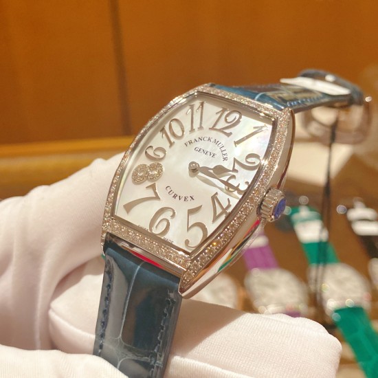 呼声最高 法兰克穆勒 酒桶型女士石英腕表 CINTREE CURVEX系列 316L 精钢表壳,尺寸4331毫米。CNC加工抛光表壳,精雕成形,底盖拉丝细腻,字体雕刻清晰。 拱形玻璃镜面 搭配制作过程相当繁琐的顶级珍珠光贝母拱形表盘,色泽均匀 真丁立体精钢镀铑阿拉伯数字时标。 好的珍珠贝母表盘色彩可因光源,观察角度的不同而显出不同的亮丽光泽,璀璨夺目,绝不是其他劣质贝母盘面可媲美的机芯采用进口石英机芯 高等级水钻镶嵌,不惜成本制作,匠心打造,工艺完美。 搭配美洲鳄鱼皮,做到尽显唯美 高雅! 呼声最高 法兰克穆勒 酒桶型女士石英腕表 CINTREE CURVEX系列 316L 精钢表壳,尺寸4331毫米。CNC加工抛光表壳,精雕成形,底盖拉丝细腻,字体雕刻清晰。 拱形玻璃镜面 搭配制作过程相当繁琐的顶级珍珠光贝母拱形表盘,色泽均匀 真丁立体精钢镀铑阿拉伯数字时标。 好的珍珠贝母表盘色彩可因光源,观察角度的不同而显出不同的亮丽光泽,璀璨夺目,绝不是其他劣质贝母盘面可媲美的机芯采用进口石英机芯 高等级水钻镶嵌,不惜成本制作,匠心打造,工艺完美。 搭配美洲鳄鱼皮,做到尽显唯美 高雅!
