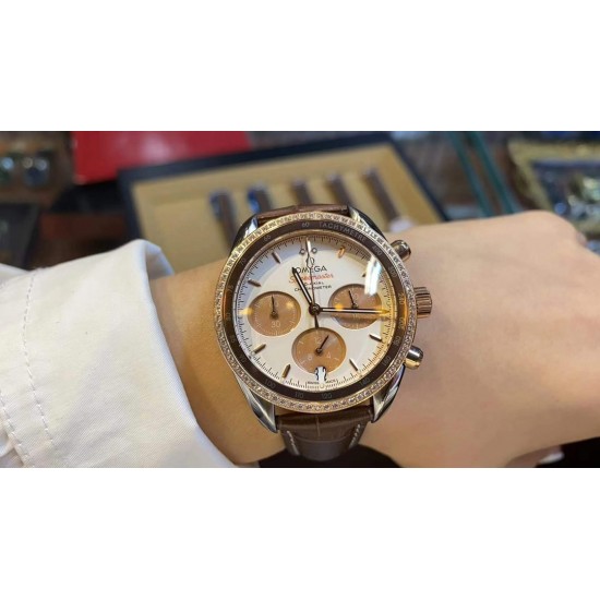 时光淙淙,细品每一刻芳香醇厚。欧米茄超霸系列38mm“卡布奇诺”有着双色的表盘配色,3个椭圆形小表盘的设计也令人眼前一亮。316精钢表壳福独特和欧米茄独特的Sedna️18K金搭配,整个表壳外圈镶钻,显得璀璨耀眼,匠具独心的双重表圈设计将钻石的闪亮光泽与超霸原型表款的运动精神完美融合,简直太显精致时髦感了!如此传奇的它颜值真的超能打,此款配色真的很治愈,不仅颜色百搭,完全不挑肤色! 时光淙淙,细品每一刻芳香醇厚。欧米茄超霸系列38mm“卡布奇诺”有着双色的表盘配色,3个椭圆形小表盘的设计也令人眼前一亮。316精钢表壳福独特和欧米茄独特的Sedna️18K金搭配,整个表壳外圈镶钻,显得璀璨耀眼,匠具独心的双重表圈设计将钻石的闪亮光泽与超霸原型表款的运动精神完美融合,简直太显精致时髦感了!如此传奇的它颜值真的超能打,此款配色真的很治愈,不仅颜色百搭,完全不挑肤色!