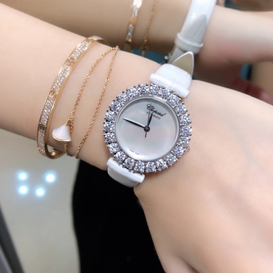 实拍 萧邦新款不断 重点推荐 重磅来袭 LHEUR DU DIAMANT珠宝镶系列,全套精钢镂空打造,光滑精致无暇,采用最新手法三爪镶石工艺,与原装正品一致,尺寸及细节完美至无可挑剔,整表美轮美奂由你任意搭配出行或各种宴会派对,该款专用进口机械机芯,整机保持原状态无改动,稳定性众所周知!表扣饱满不显臃肿,七颗钻石及整个表扣呈现的弧度与镂空的鸟巢壳身完美绝配,搭配之对应效果令你无可挑剔,表带制作精良,狠下本钱采用进口高光牛皮 一点也不逊于市场的一般鳄鱼皮。 实拍 萧邦新款不断 重点推荐 重磅来袭 LHEUR DU DIAMANT珠宝镶系列,全套精钢镂空打造,光滑精致无暇,采用最新手法三爪镶石工艺,与原装正品一致,尺寸及细节完美至无可挑剔,整表美轮美奂由你任意搭配出行或各种宴会派对,该款专用进口机械机芯,整机保持原状态无改动,稳定性众所周知!表扣饱满不显臃肿,七颗钻石及整个表扣呈现的弧度与镂空的鸟巢壳身完美绝配,搭配之对应效果令你无可挑剔,表带制作精良,狠下本钱采用进口高光牛皮 一点也不逊于市场的一般鳄鱼皮。