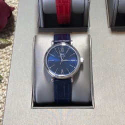 实拍【IWC 2019推出女士全新 Portofino波涛菲诺系列】1⃣️:壳套尺寸34mm/8.8mm采用316精钢材质打磨，每个壳套全程CNC处理所有细节达到完美2⃣️:采用进口日本9015天文台级别经过本厂严格把控 调试 达到零返修稳定性3⃣️:采用瑞士蓝宝石镜面 通透明亮4⃣️字面采用简洁的条丁罗马和表盘十二颗 设计呈现出精致典雅之感5⃣️:表带采用原装快速更换系统 搭配意大利小牛皮皮质柔软细腻:有六种颜色可选(绿色，兰色，黑色，深棕，酒红，粉色)6⃣️:原装表扣采用316精钢材质打磨